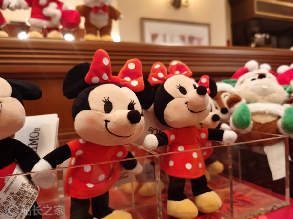 OpenAI and Disney Reach a Major Equity-for-IP Collaboration: Sora Gets Authorization for Over 200 Characters, Including Mickey Mouse, Betting on the Future of AI Video